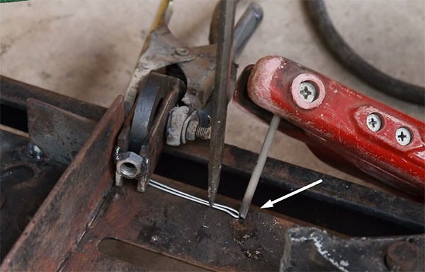 Sử dụng cọng kẽm để khắc phục máy cắt sắt bị vênh