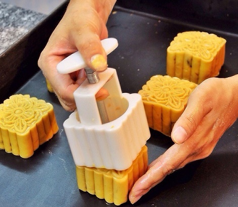 Cách làm bánh trung thu nhân thập cẩm, đậu xanh đơn giản tại nhà