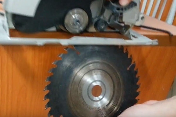 Cách tháo lưỡi máy cắt gạch ra khỏi máy