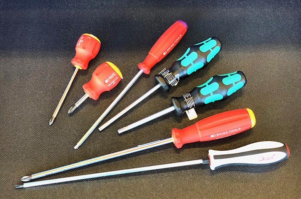 Chọn tuốc nơ vít có đầu vừa với vít
