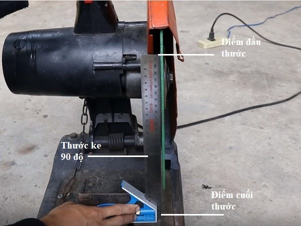 Dùng thước ke góc 90 độ để đo độ vênh của máy