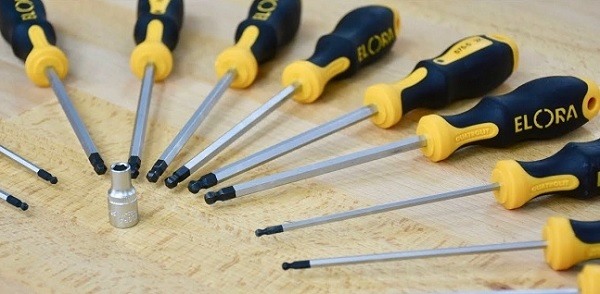 Tốt nhất nên đầu tư máy bắt vít để bắt vít chính xác hơn