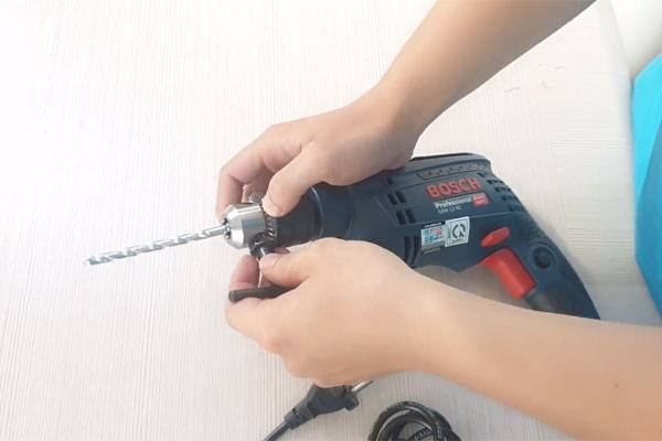 Hướng dẫn thay đầu kẹp và cách lắp mũi khoan