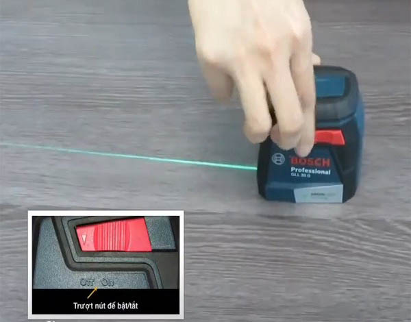 Bật nút nguồn khởi động máy cân bằng laser