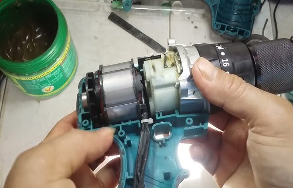 Cách sửa máy khoan pin chi tiết, hiệu quả