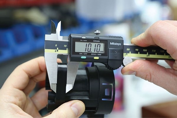 Thước kẹp là thiết bị đo lường dùng để đo chiều dài, chiều ngang, chiều sâu...