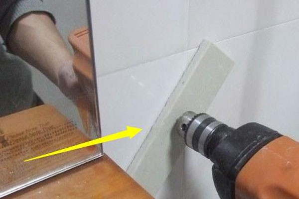 Sử dụng miếng gạch lót để mũi khoan không bị trơn trượt khỏi vị trí cần khoan