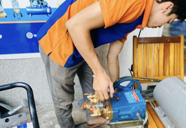 thay dầu máy rửa xe đúng cách