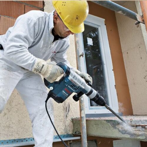 Sử dụng đồ bảo hộ để đảm bảo an toàn khi khoan tường