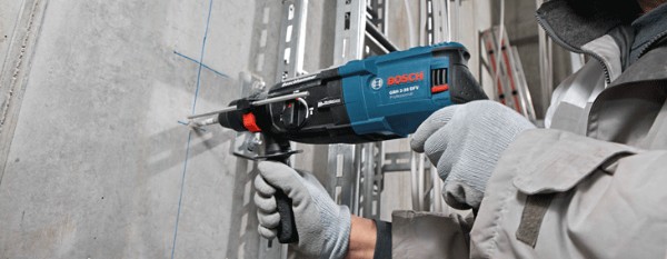 Sử dụng tay cầm phụ để máy khoan hoạt động ổn định