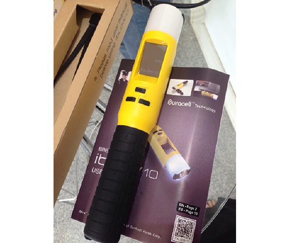 máy đo nồng độ cồn Iblow 10