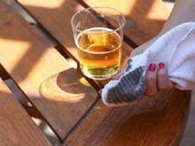 Mách bạn cách làm sạch bàn ghế gỗ nhanh chóng đón Tết