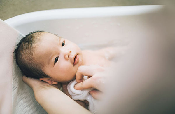 nhiệt độ nước tắm cho bé sơ sinh hợp lý nhất là từ 37 đến 38 độ C