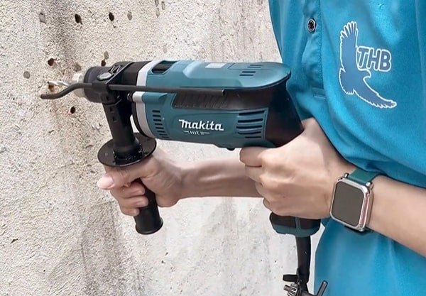 Makita M8100KX2B khoan tường nhanh, mạnh mẽ
