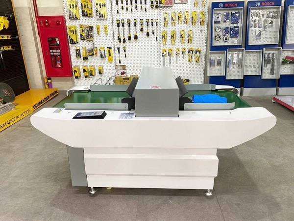 Dòng máy dò kim loại băng tải dùng trong may mặc.