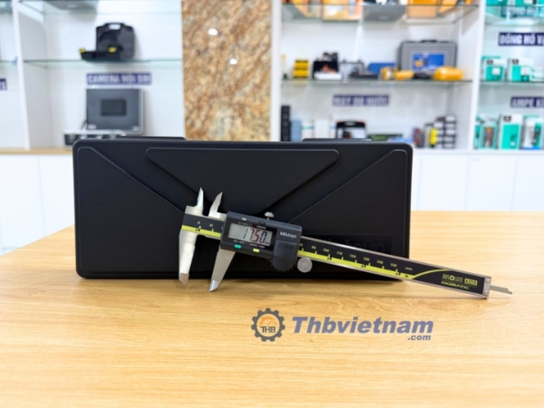 Thước kẹp điện tử Mitutoyo hiển thị kết quả rõ ràng.