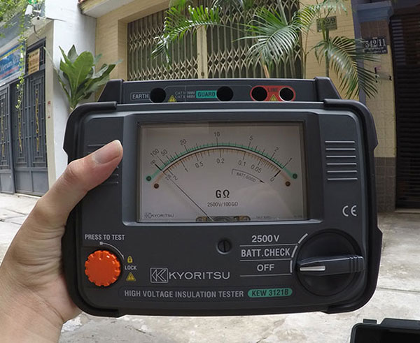 Kyoritsu 3121B sử dụng màn hình chỉ thị kim