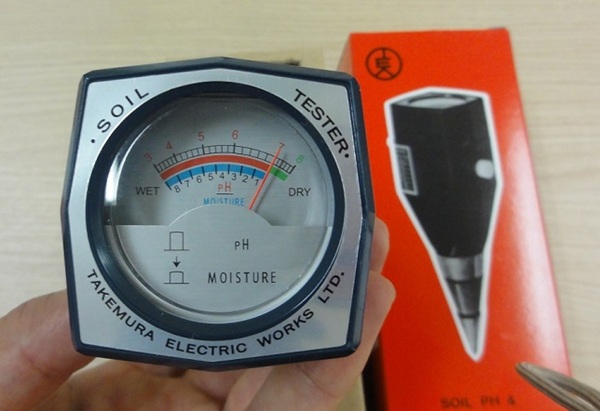 Máy đo pH và độ ẩm đất Takemura DM-15 được dùng phổ biến trong nông nghiệp