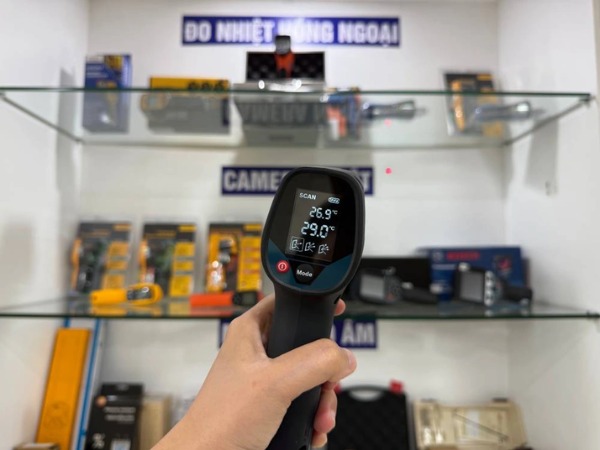 Súng bắn nhiệt độ giúp kiểm tra nhiệt độ chính xác tại một vị trí (Ảnh: THB Việt Nam)